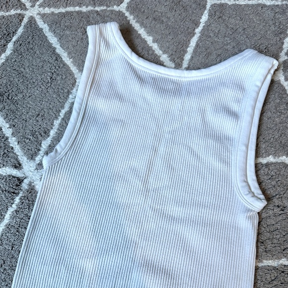 Aritizia Sunday Best SINCHSEAMLESS white ribbed tank - Picture 2 of 4
